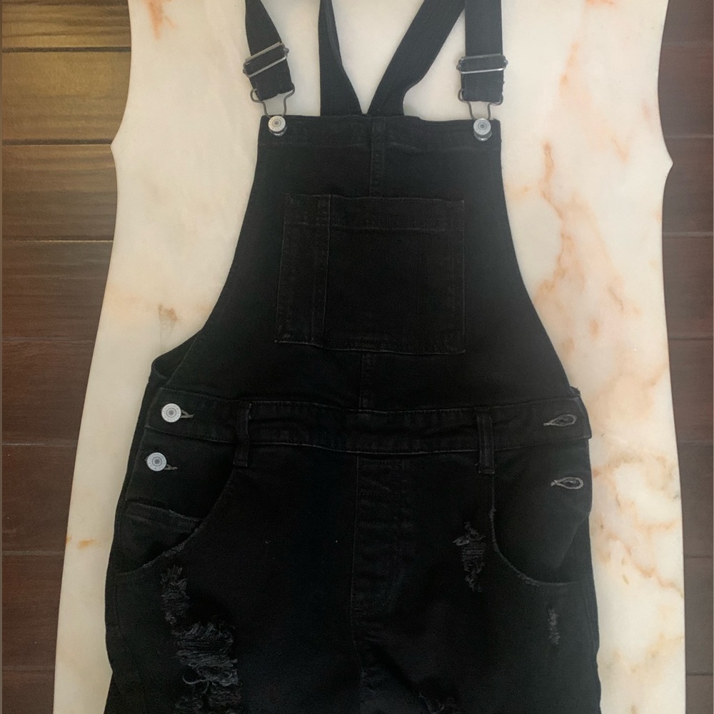 I am selling cute black overalls!!